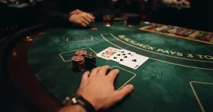 Tabelas de blackjack em Portugal: regras, operadores e custos em 2026